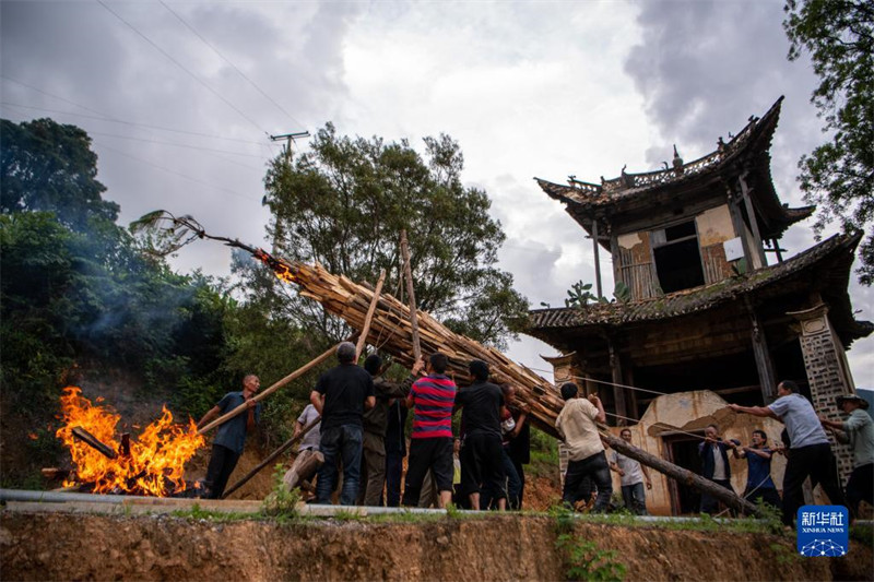 Yunnan: une soirée aux torches à la campagne chez les Yi