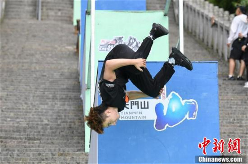 Hunan: 69 champions de parkour du pays montrent leurs compétences sur « l'escalier du ciel » de Zhangjiajie