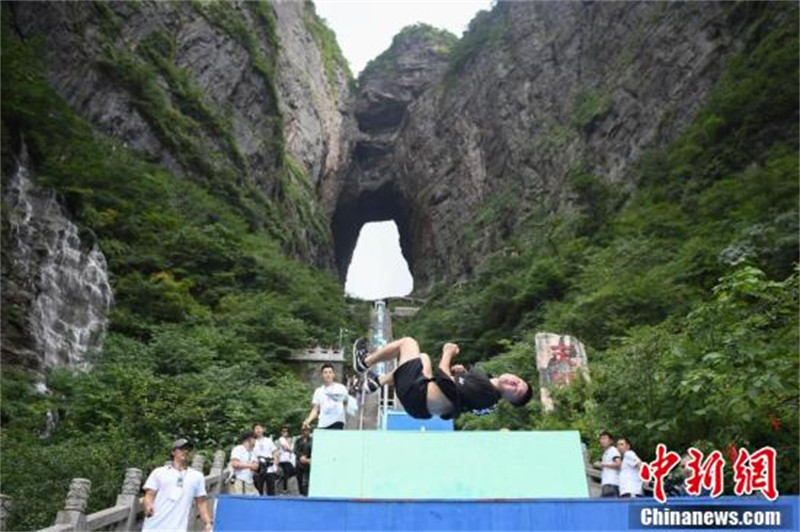 Hunan: 69 champions de parkour du pays montrent leurs compétences sur « l'escalier du ciel » de Zhangjiajie