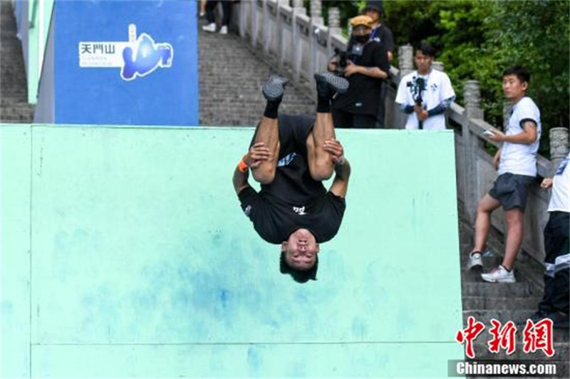 Hunan: 69 champions de parkour du pays montrent leurs compétences sur « l'escalier du ciel » de Zhangjiajie