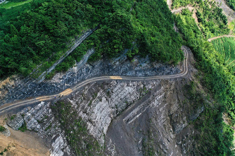 Chongqing : une route sur la falaise ouverte au trafic pour desservir des terres arables isolées