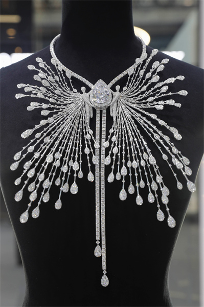 Des bijoux éblouissants illuminent l'Exposition internationale des produits de consommation de Chine à Hainan