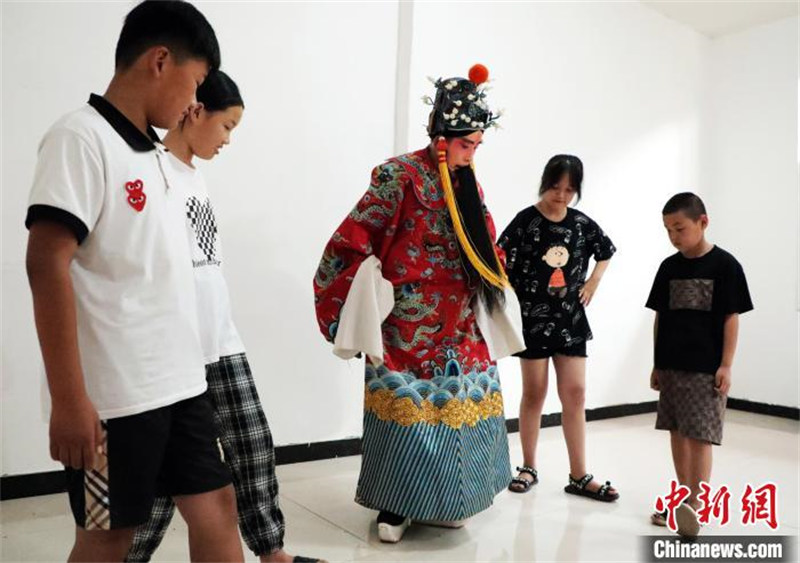 Hebei : des jeunes amateurs d'opéra découvrent le charme du « Xilubangzi »