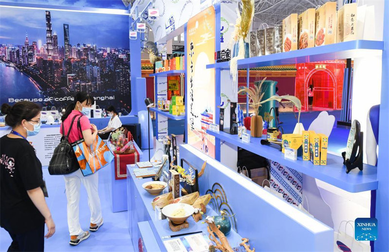 Un large éventail de marques nationales attire beaucoup de visiteurs de la 2e CICPE à Hainan