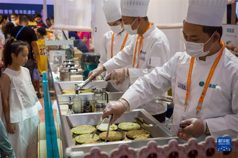 La gastronomie attire de nombreux visiteurs de la deuxième CICPE à Hainan