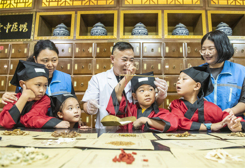 Jiangsu : connaître les médicaments traditionnels chinois et apprendre la médecine traditionnelle chinoise