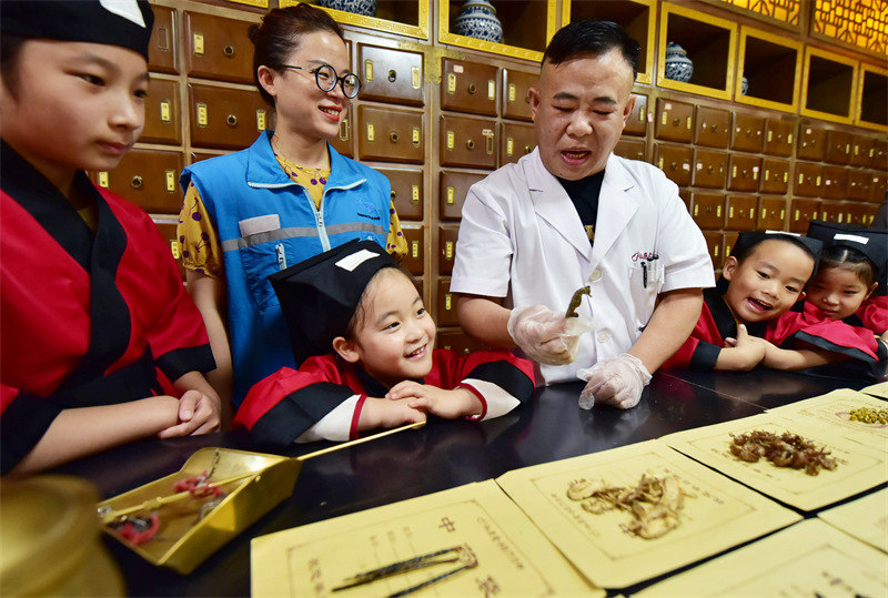 Jiangsu : connaître les médicaments traditionnels chinois et apprendre la médecine traditionnelle chinoise