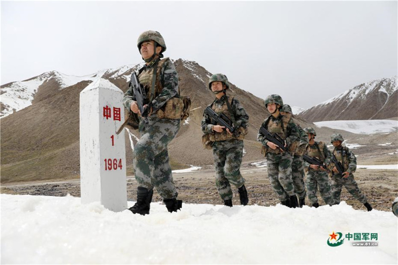 Xinjiang : des gardes-frontière féminins patrouillent sur des glaciers à 5 200 mètres d'altitude