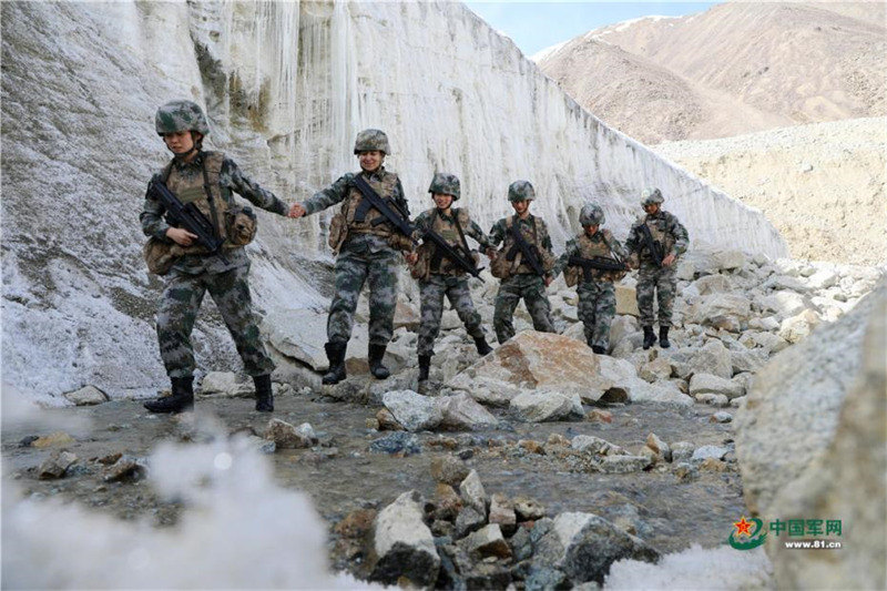 Xinjiang : des gardes-frontière féminins patrouillent sur des glaciers à 5 200 mètres d'altitude