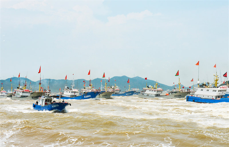 Zhejiang : de nombreux bateaux sortent en mer pour la pêche