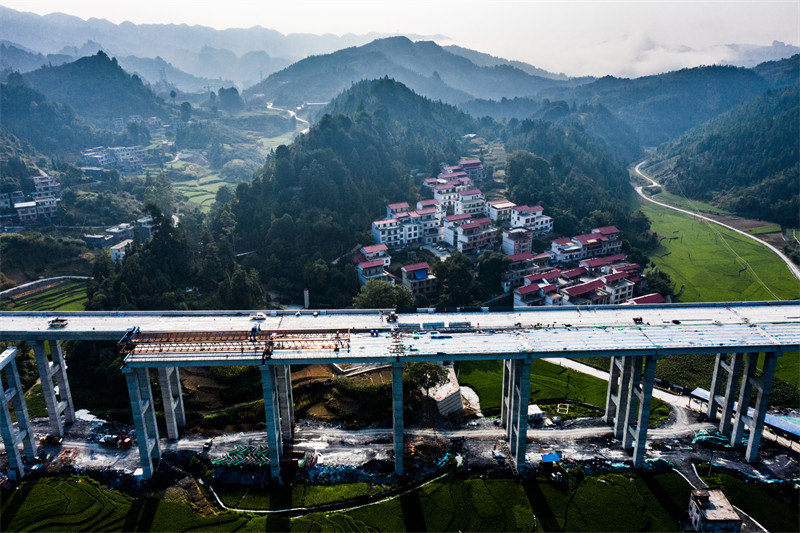 Guangxi : la construction de l'autoroute Tian'e-Beihai bat son plein