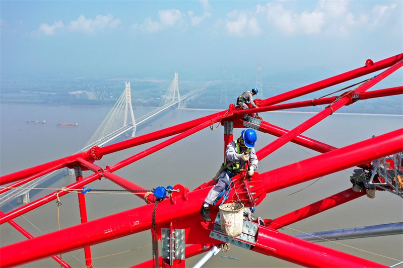 Chine : construction d'un pylône de transmission du projet de transmission d'électricité UHV Baihetan-Zhejiang dans l'Anhui