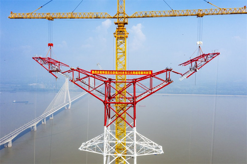 Chine : construction d'un pylône de transmission du projet de transmission d'électricité UHV Baihetan-Zhejiang dans l'Anhui