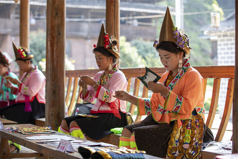 Guizhou : un concours de broderie artisanale à Congjiang
