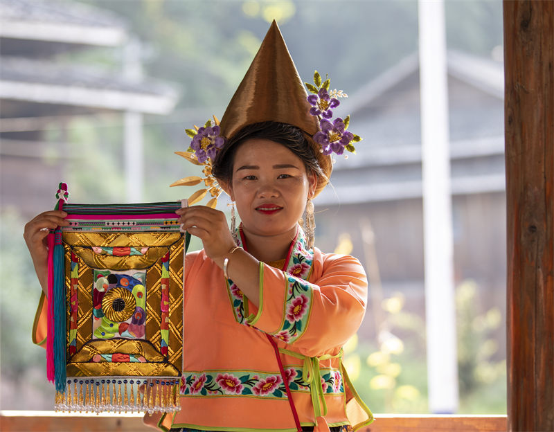 Guizhou : un concours de broderie artisanale à Congjiang