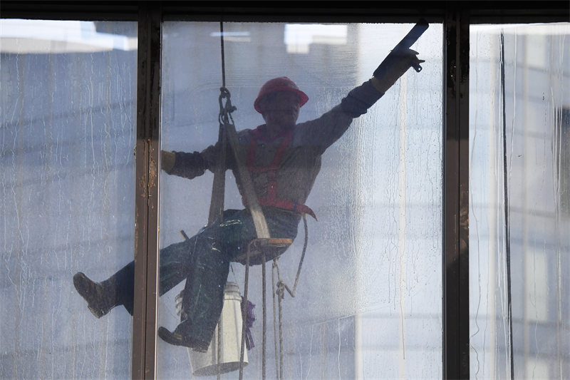 Guizhou : des « Spidermen » rendent les gratte-ciel de Guiyang plus beaux