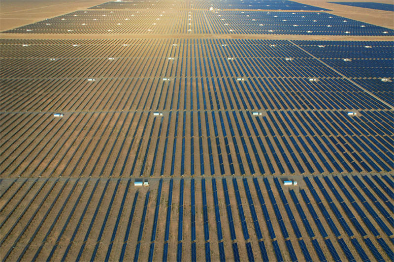 Gansu : le développement de l'énergie photovoltaïque à Jiayuguan, dans le désert de Gobi