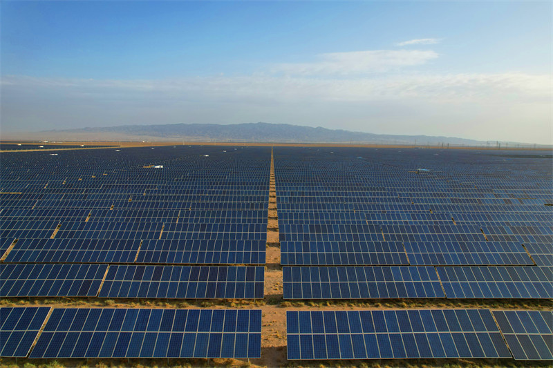 Gansu : le développement de l'énergie photovoltaïque à Jiayuguan, dans le désert de Gobi