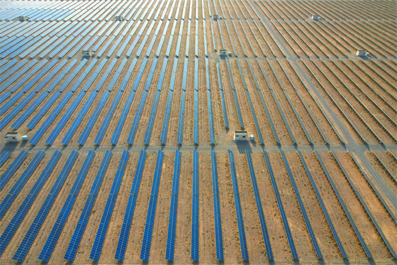 Gansu : le développement de l'énergie photovoltaïque à Jiayuguan, dans le désert de Gobi