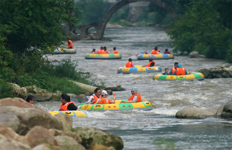 Jiangxi : faire du rafting dans des torrents de montagne pour profiter de la fraîcheur