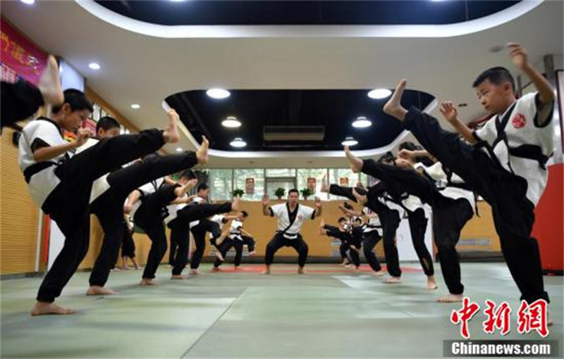 Hebei : des adolescents pratiquent la « lutte de Kung-Fu » pendant les vacances d'été