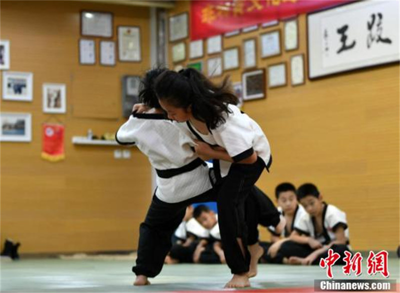 Hebei : des adolescents pratiquent la « lutte de Kung-Fu » pendant les vacances d'été