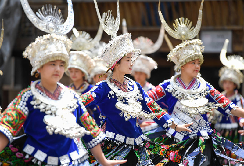 Guizhou : un village de l'ethnie Miao gagne son pain grâce au tourisme