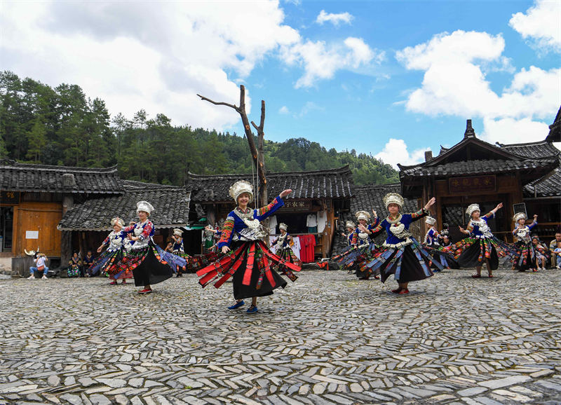Guizhou : un village de l'ethnie Miao gagne son pain grâce au tourisme