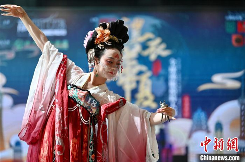 Hong Kong : 20 participants se disputent le titre du concours mondial de mannequins en costumes chinois