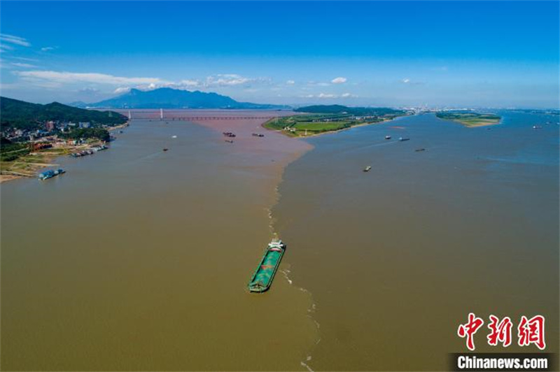 Jiangxi : un paysage des « eaux en deux couleurs » à l'intersection du lac Poyang et du fleuve Yangtsé