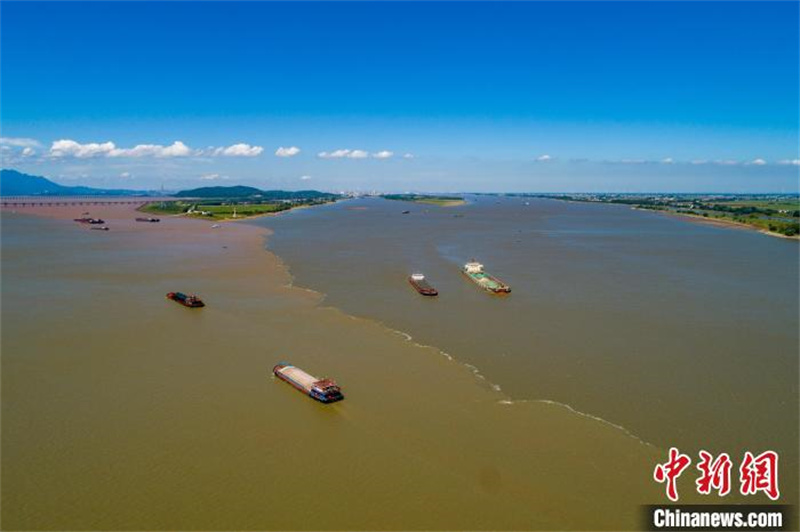 Jiangxi : un paysage des « eaux en deux couleurs » à l'intersection du lac Poyang et du fleuve Yangtsé