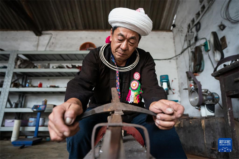 Yunnan : forgeant des couteaux pendant plus de quarante ans, un artisan transmet de l'ingéniosité