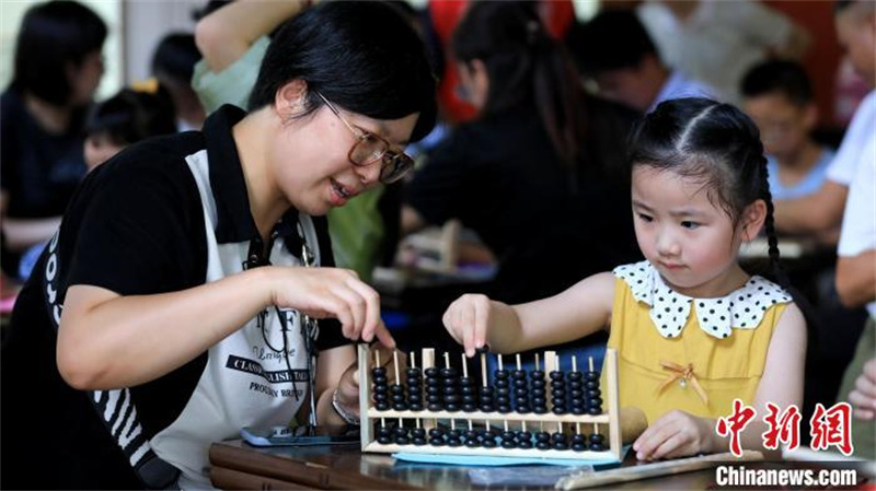 Anhui : des enfants apprennent à fabriquer des bouliers chinois pour célébrer la Journée internationale de l'abaque chinois à Huangshan