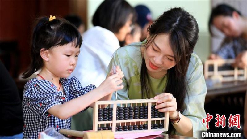 Anhui : des enfants apprennent à fabriquer des bouliers chinois pour célébrer la Journée internationale de l'abaque chinois à Huangshan