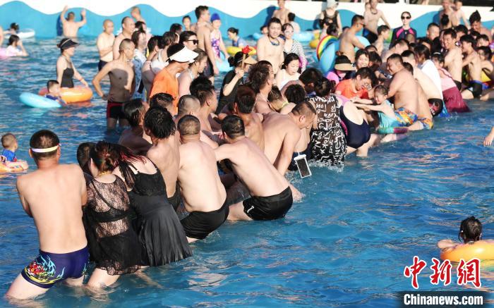 Chongqing : grâce à la Journée nationale du fitness, des habitants pratiquent des activités amusantes dans l'eau pour fuir les chaleurs de l'été