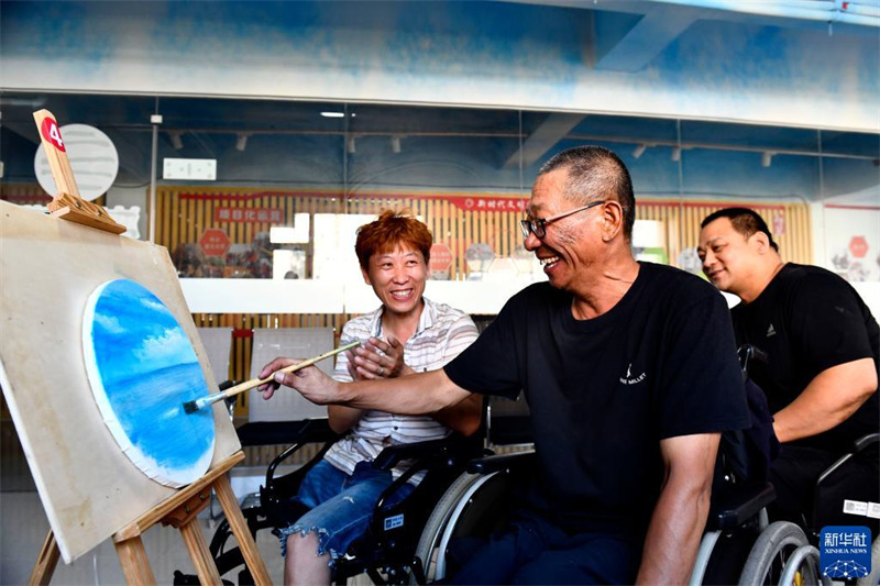 Shandong : un rêve des peintres en fauteuil roulant