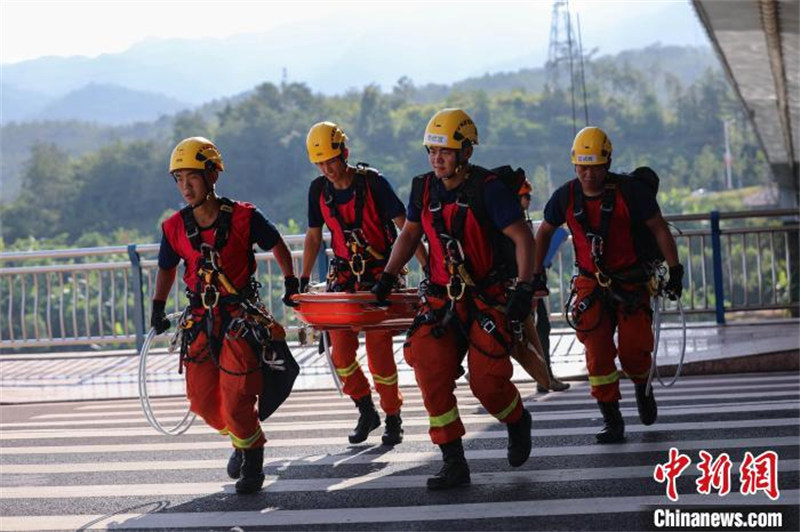 Fujian : un concours de sauvetage en montagne organisé par des pompiers à Longyan