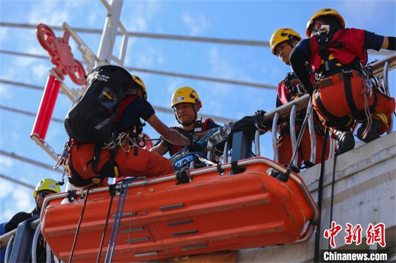 Fujian : un concours de sauvetage en montagne organisé par des pompiers à Longyan