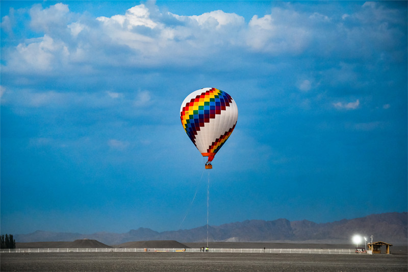 Gansu : de nombreux touristes admirent les paysages du désert de Gobi en montgolfière à Dunhuang