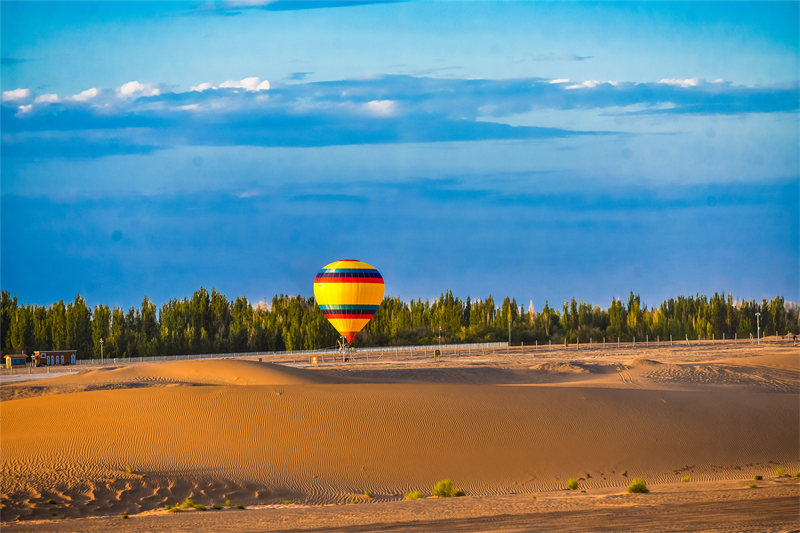 Gansu : de nombreux touristes admirent les paysages du désert de Gobi en montgolfière à Dunhuang