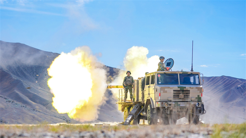 Une unité d'artillerie d'un régiment militaire du Xinjiang organise un exercice de tir à munitions réelles