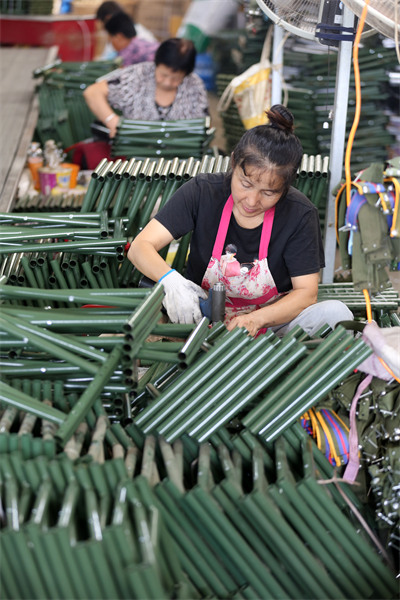 Hebei : les tabourets pliables enrichissent les villageois de Pingxiang