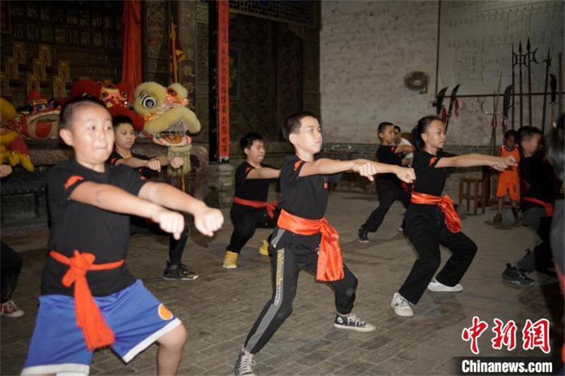 Guangxi : les enfants de la campagne pratiquent le kung-fu pendant l'été