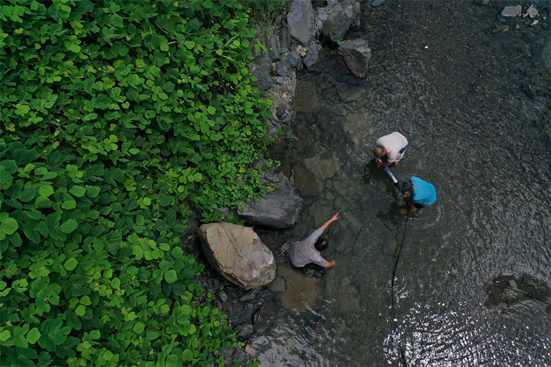 Chongqing : des villageois protègent l'eau sur les falaises à Qianjiang