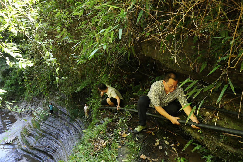 Chongqing : des villageois protègent l'eau sur les falaises à Qianjiang