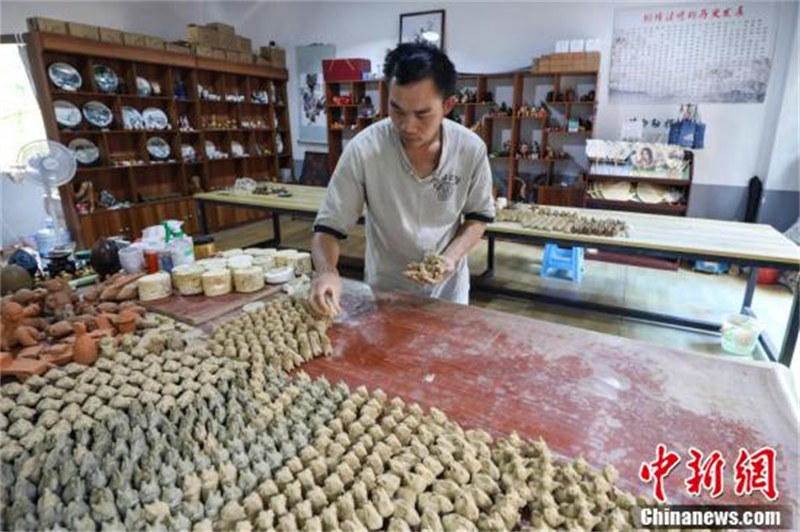 À la découverte de la technique de fabrication de sifflets de terre cuite de Tongzi dans le Guizhou