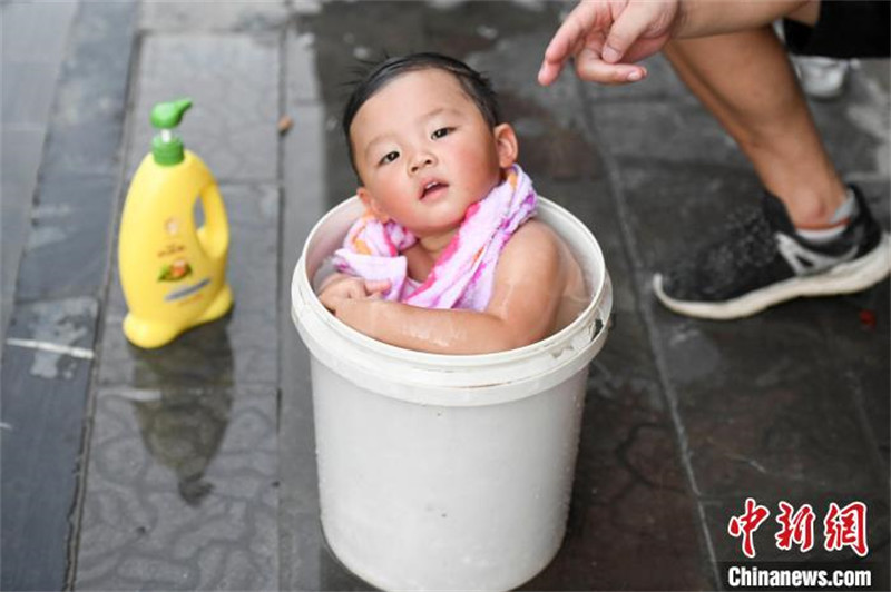 Hunan : les habitants utilisent diverses astuces pour éviter la chaleur