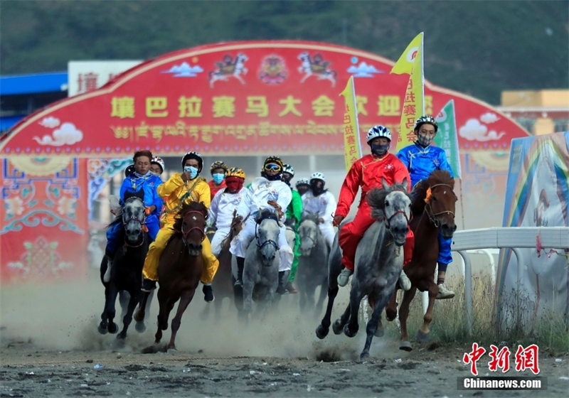 Sichuan : le début de la course de chevaux de l'événement « Voyage culturel de Rangbala 2022 »