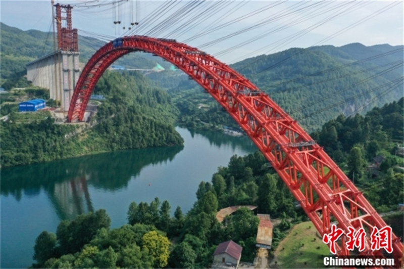 Guizhou : fin de l'installation de l'arche principale du plus grand pont de Wujiang