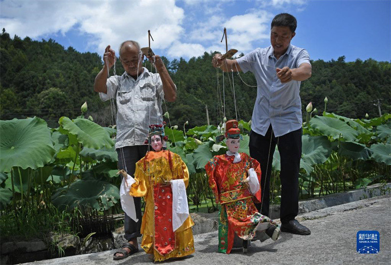 Jiangxi : une troupe paysanne donne des spectacles de marionnettes depuis 25 ans